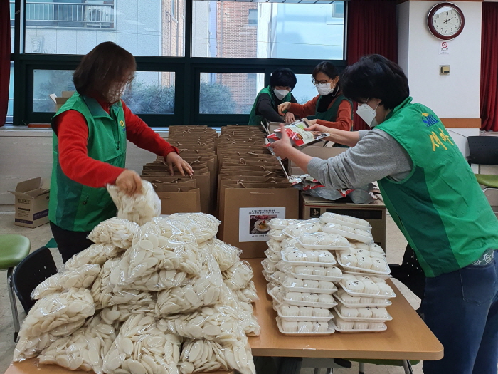 논현1동주민센터가 새마을부녀회와 함께 ‘겨울철 사랑나눔’에 나섰다. 지난 17일 논현1동새마을부녀회는 연말을 맞아 관내 복지사각지대 및 저소득층 50가구에 떡국꾸러미와 방역키트를 전달했다.  