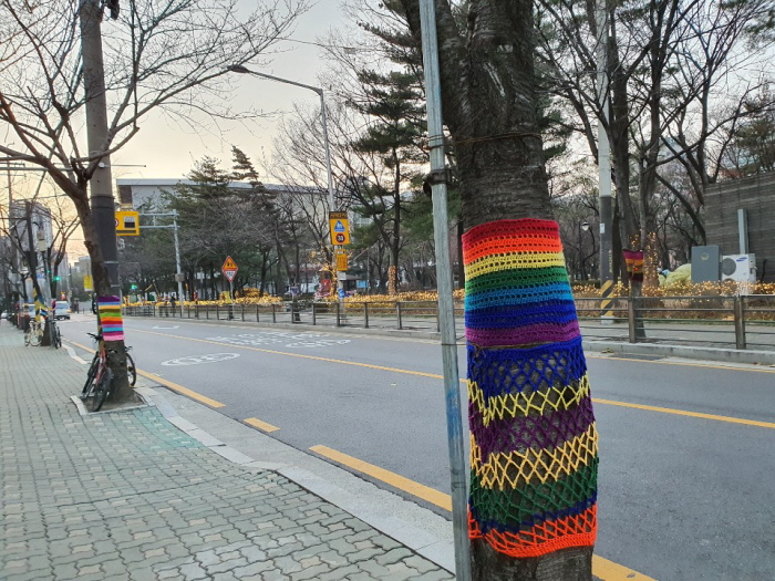 ‘기분 좋은 변화, 품격 있는 강남’을 실현 중인 강남구(구청장 정순균)가 지난 15일 ‘일원동 맛의 거리’ 전신주에 그려진 초상화 대신 감성글귀를 장식하고, 가로수에 뜨개옷을 입히는 등 구민들에게 이색 볼거리를 제공하고 있다.