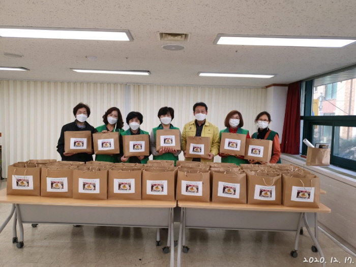 논현1동주민센터가 새마을부녀회와 함께 ‘겨울철 사랑나눔’에 나섰다. 지난 17일 논현1동새마을부녀회는 연말을 맞아 관내 복지사각지대 및 저소득층 50가구에 떡국꾸러미와 방역키트를 전달했다.