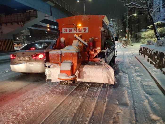 강남구, 공무원 1691명 투입 긴급 제설작업 실시