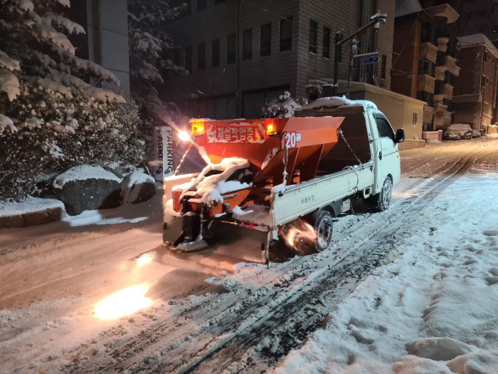 강남구, 공무원 1691명 투입 긴급 제설작업 실시