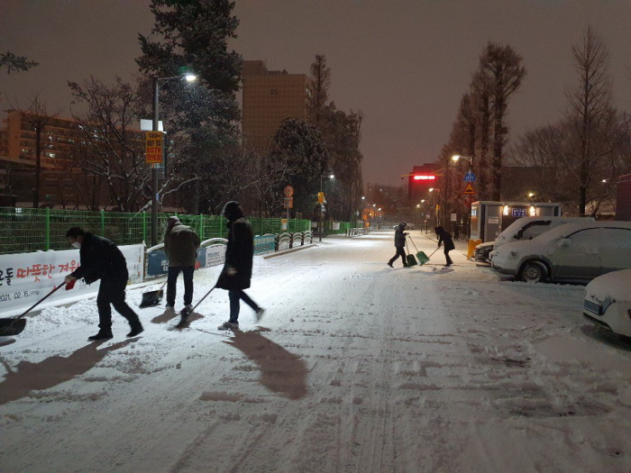 강남구, 공무원 1691명 투입 긴급 제설작업 실시