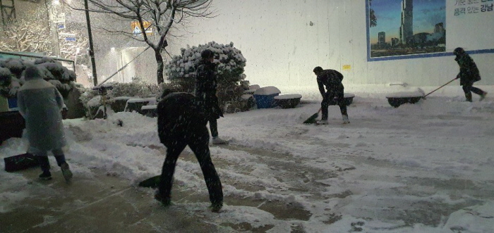 강남구, 공무원 1691명 투입 긴급 제설작업 실시