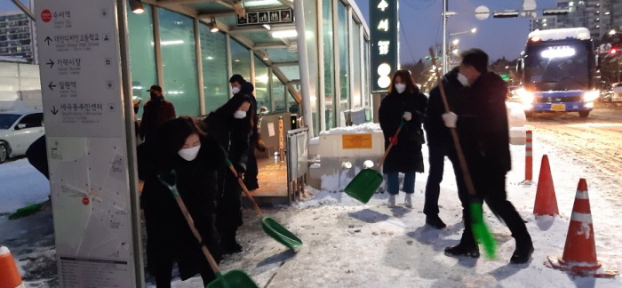 강남구, 공무원 1691명 투입 긴급 제설작업 실시