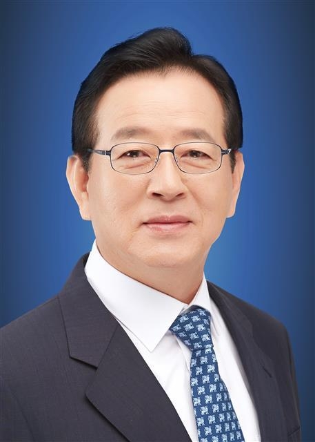‘사람 중심, 안전하고 편리한 도시’는 서울 강남구가 추구하는 스마트시티의 궁극적 지향점이다. 지난해 ‘스마트도시과’를 신설하고 외부 전문가를 영입해 구정 모든 분야의 정보 인프라 강화에 나선 이유다. 전국 지자체 최초로 구축한 사물인터넷(IoT) 행정플랫폼 ‘더강남’ 앱은 강남의 미세먼지 정보는 물론 맛집ㆍ축제 정보, 민원서비스 신청, 일자리 원서접수, 공공서비스 결제까지 해결할 수 있다. 주민이 직접 정보통신기술(ICT)을 활용해 지역사회 문제를 발굴하고 해결하는 ‘구민 참여 ICT 리빙랩’ 사업이 큰 호응을 얻고 있다. 기존 행정 중심 정책 결정에서 벗어난 이 사업은 주민들이 직접 ‘해결사’를 자청해 마련한 시스템이다. ‘스마트 감염병관리센터’는 강남에만 있다. 국내 최초 코로나19 검사자 접수부터 귀가까지 선별진료 전 과정을 QR코드 하나로 진행할 수 있는 시설이다. 하루 1000명 이상 검사가 가능하니 가히 코로나19 검체검사의 혁명으로 불린다. 또 화상회의시스템을 통해 민원인 상담업무를 진행하는 ‘랜선 구청’ 시대를 연 것도 강남이 최초다. 올해는 강남의 현황을 그래프, 지도 등으로 알기 쉽게 제공하는 ‘스마트강남 열린 공공정보시스템’을 확대하고 스마트행정을 위한 빅데이터 플랫폼을 구축할 계획이다. 또 ‘중증장애인을 위한 스마트 홈’, ‘BIT 기반 장애인 스마트정류장’, ‘스마트에이징 IT체험·교육관’ 설치와 ‘스마트 돌봄 사업’으로 맞춤형 스마트복지 실현에 앞장설 것이다. 강남구는 ‘언제 어디서든 공부할 수 있는 도시’를 위해 지역의 79개 학교에 ‘디지털 스튜디오’를 설치했다. 이와 함께 4차 산업혁명시대를 맞아 수서역세권을 중심으로 로봇산업 연구거점을 조성해 강남의 새로운 성장 엔진으로 만드는 계획을 추진하고 있다. 핵심은 모두가 원하는 스마트시티다. 하드웨어적인 계획만으로는 어렵고 구민 공감대 형성 없이는 스마트시티도 없다. 포스트 코로나 시대에 대비하는 ‘온택트 리더 강남’으로서 강남구민과 사업자, 관광객 모두에게 최상의 스마트 서비스를 제공할 수 있는 강남만의 새로운 ‘스마트시티’ 모델이 필요하다.