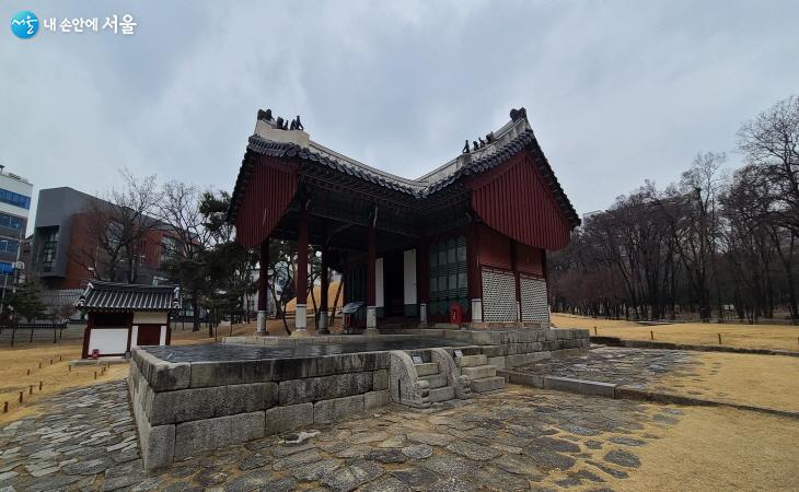 선릉의 정자각과 수라간 모습. 두 개의 능 사이로 정자각이 위치하고 있다.ⓒ최병용