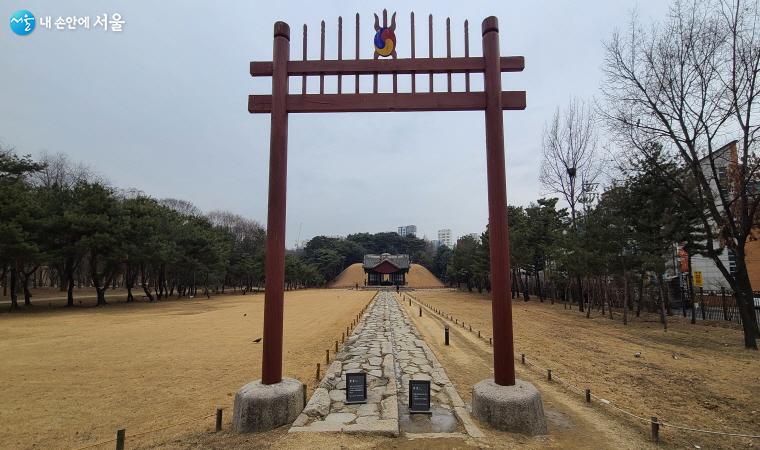 정릉은 조선 11대 임금인 중종의 능이다. 정릉의 홍살문과 정자각 ⓒ최병용