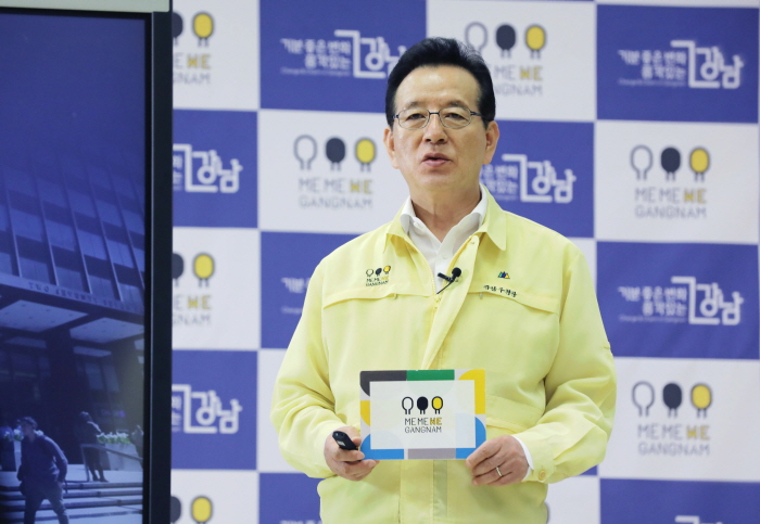 강남구에서 오늘 1347~1349번 확진자가 발생했습니다. 우선 1348번은 앞서 확진된 강남구민 가족으로, 1349번은 타 지역 확진자 접촉으로 양성 판정을 받았습니다. 1347번은 발열 등의 증상으로 확진됐으나 감염경로를 알 수 없어 역학조사를 진행 중입니다. 아울러 2월22일부터 3월5일까지 역삼동 소재 동궁빌딩(테헤란로20길 9) 지하1,2층 유흥업소(임펙트, 오프닝) 방문자는 가까운 임시선별검사소나 보건소에서 반드시 검체검사를 받아주시기 바랍니다. 지금까지도 어려움이 많았습니다만, 구민 여러분께서는 지금은 사람과의 접촉을 줄이는 것이 가장 확실한 방역이라는 점을 유념하셔서 정부의 거리두기 방침에 적극 호응해주실 것을 당부 드립니다.