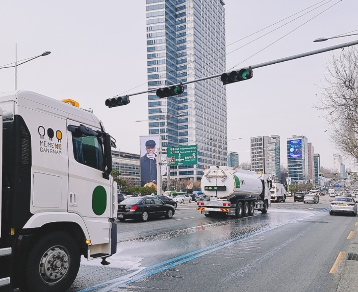 ‘묵은 때 안녕’ 강남구, 봄맞이 합동 대청소  -4월까지 차량 44대, 공무원 700명 투입…주민이 선정한 공용구역‧뒷골목 취약지역 집중 청소-   ‘기분 좋은 변화, 품격 있는 강남’을 실현 중인 강남구(구청장 정순균)가 3~4월을 ‘봄맞이 특별 환경정비 기간’으로 정해 관내 곳곳의 청결 상태를 점검하고 대청소를 실시한다. 매일 700여명의 구‧동 공무원이 참여한다.  구는 8~24톤 살수차 27대, 먼지흡입‧노면청소차 17대를 동원해 고압수를 뿌려 겨우내 묵은 때를 벗겨내는 방식으로 청소한다. 관내 전역의 환경을 정비해 쾌적한 도시미관을 조성하기 위한 것으로 구는 앞서 22개 동주민센터가 주민 의견수렴을 거쳐 선정한 버스‧택시정류소 640곳과 공원 69곳, 7개 뒷골목 청소 취약지역을 집중 점검할 계획이다.  구는 ▲불법광고 부착물 제거와 ▲중앙분리대 녹지대‧가로수 보호대 ▲버스정류소‧자전거 보관대 ▲가판대 ▲노후 가드레일‧제설함 ▲빗물받이 등 시설물을 청소하고 도색하는 작업을 동시에 추진한다.  10일에는 삼성동 코엑스와 음식문화특화거리를 대청소한다. 구는 미화원 121명과 정비차량 14대를 투입해 시설물 세척과 소독을 병행한다.  정순균 강남구청장은 “‘필(必) 환경도시, 강남’에 있어 환경은 반드시 지켜야 할 필수조건”이라며 “2년 연속 서울시민이 평가한 ‘청결도시 1위’에 오른 것에 만족하지 않고 앞으로도 구민 개개인의 눈높이에 맞춘 거리환경 개선과 선제적인 생활방역을 펼치는 데 힘쓰겠다”고 강조했다.