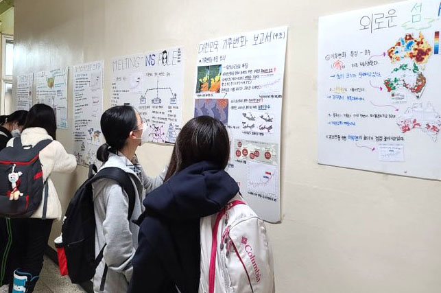 “자연, 우리가 지킨다” 강남 환경사랑실천학교 운영  - “올해로 27년째” 25개 초·중·특수학교 대상 청소년 올바른 환경관 정립 교육 -   ‘기분 좋은 변화, 품격 있는 강남’을 실현 중인 강남구(구청장 정순균)가 초등·중‧특수학교 25곳을 ‘2021 환경사랑실천학교’로 선정해 오는 11월까지 운영비 총8630만원을 지원한다. 학교 운영은 15일부터 본격화한다.  올해로 27년째를 맞는 ‘환경사랑실천학교’는 청소년의 올바른 환경관 형성을 위해 관내 학교의 교내텃밭 가꾸기, 환경 동아리 운영, 생태체험 등 환경교육 프로그램 운영을 구가 지원하는 사업이다.  구는 심사 점수 상위 19곳과 도곡‧도성‧언북‧왕북‧대치초등학교와 대명중학교 등 전년도 최우수‧우수학교 6곳을 지정했으며, 숙명여중·서울정애학교를 신규로 선정했다. 2개 최우수학교는 각420만원, 4개 우수학교는 380만원씩 배정된다. 19개 학교에는 330만원의 사업비가 주어진다.  주 참가자는 해당학교 학생이다. 학교별 운영 계획에 따라 기후변화로 위기에 처한 지구 생태계를 학습하고, 일상 속 온실가스저감 실천 방안과 신재생에너지 활용법을 모색할 실습 위주의 교육활동을 이어갈 계획이다.  주명애 환경과장은 “민간 환경단체와 함께하는 ‘찾아가는 환경교실’ 등을 운영하며 청소년 공감대 확산에 힘쓰겠다”며 “올해부터는 학부모 참여율도 높여 보다 많은 주민의 ‘2050 탄소중립’ 동참으로 환경보전효과를 극대화할 것”이라고 말했다.