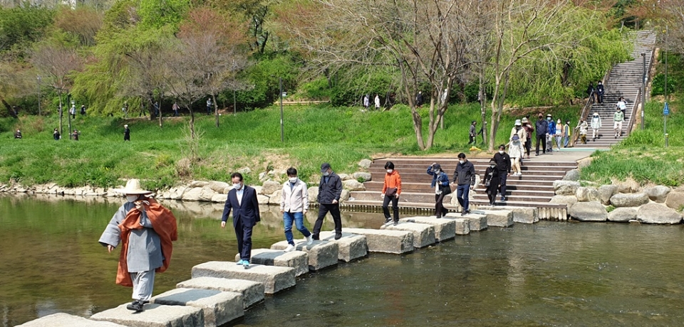  강남구를 명상 중심도시로 만들겠다고 다짐한 정순균 강남구청장을 4월 10일 양재천에서 만났다. 방역수칙을 준수한 가운데 인터뷰를 진행한 후 잠시 마스크를 내리고 충분한 거리를 유지한 채 사진촬영을 했다.