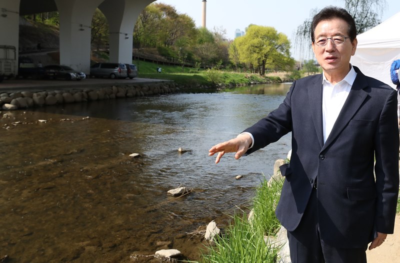 “일과 삶 균형으로 모두 행복한 힐링 도시 구현” 경제적 풍요뿐 아니라 정신적 행보까지 선물 코로나 지친 구민에게 치유와 힐링을 제공해 한국을 대표하는 지방자치단체인 서울 강남구의 구정(區政)을 책임지고 있는 정순균 구청장은 ‘기분 좋은 변화, 품격 있는 강남’ 구현에 시간을 쪼개 쓰며 최선을 다하고 있다. 특히 경제적, 물질적 풍요뿐 아니라 정신적 행복까지 선물하기 위해 다양한 명상, 치유 프로그램을 운영하고 있다. 지난 4월 10일 강남구청이 한국참선지도자협회(이사장 의정스님), 한국명상총협회(회장 각산스님, 참불선원장)와 함께 주최한 제2회 대한민국명상포럼이 열린 양재천에서 정순균 강남구청장을 만났다. 강남구를 명상 중심도시로 만들겠다고 다짐한 정순균 강남구청장을 4월 10일 양재천에서 만났다. 방역수칙을 준수한 가운데 인터뷰를 진행한 후 잠시 마스크를 내리고 충분한 거리를 유지한 채 사진촬영을 했다. - 천혜의 환경을 지닌 양재천에서 구민들을 만나는 기분이 남다를 것 같다. = 꽃피는 아름다운 봄날에 양재천에서 구민을 뵙게 되어 너무 반갑고 기쁘다. 특히 오늘 대한민국 명상포럼의 일환으로 열리는 명상대강연과 걷기를 통해 코로나19로 힘들고 지쳐있는 국민의 정신적 육체적 건강을 되찾고 큰 위안이 되기를 바란다. 양재천은 강남 구민들, 나아가 서울 시민의 자랑이자 보배 같은 장소이다. 이러한 양재천에서 걷기명상을 하는 것은 장기화 되고 있는 코로나19 속에서 정신적으로 물질적으로 치유받을 수 있는 힐링과 위안의 기회이다. - 전국에서 가장 번화한 강남에서 명상행사를 하는 의미는 무엇인가. = 사실 명상대회를 강남 도심 한복판에서 개최하는 것은 남다른 의미가 있다. 우리나라 수도인 서울 시내에서 가장 번잡한 도심이 강남이기 때문이다. 많은 사람들이 명상이나 힐링을 고적한 산사(山寺)에서 하는 걸로 생각하고 있다. 대한민국에서 가장 번잡한 도심 한 복판에서 몸과 마음을 치유할 수 있는 기회를 시민들에게 제공하고 싶어서 참불선원장 각산스님과 뜻을 같이했다. - 구청장께서는 명상대회 외에도 다양한 힐링 프로그램을 운영하고 있다고 들었다. = 강남을 명상과 힐링의 메카로 만들고 싶은 생각을 실천에 옮기고 있다. 현대인들이 예전에 비해 물질적인 풍요는 누리지만 정신적인 빈곤을 호소하는 사례가 많다. 행복한 삶을 살기 위해서는 물질이나 경제뿐 아니라 정신적으로도 여유가 있고 풍성해야 한다. 그렇기에 강남구민들에게 정신적인 치유의 기회를 제공하고자 힐링센터를 설립해 다양한 프로그램을 운영 중이다. - 어떤 힐링 프로그램을 운영하고 있나. = ‘도심 속 힐링 센터’ 가 그것이다. 몸과 마음이 지친 구민들에게 필요한 휴식을 제공하고, 일과 삶의 균형을 통해 구민 모두 행복한 품격 있는 힐링 도시를 구현하려고 한다. 구민들의 반응도 좋다. 지금은 코엑스 지하에 ‘강남힐링센터’를 만들어 힐링, 명상, 요가 등 다양한 치유 프로그램을 가동하고 있다. 구민들의 호응이 좋아 내년까지 3곳에 더 힐링센터를 세울 계획이다. 그 가운데 개포 3단지 재건축 단지에 세우는 힐링센터는 대모산과 연계하여 자연과 함께하는 공간으로 만들 것이다. 또한 신사동과 세곡동 돌산공원 쪽에도 만들어 강남의 동서남북에 골고루 힐링센터가 들어서게 된다. 그렇게 되면 구민뿐 아니라 힐링을 원하는 서울 시민 모두 활용할 수 있게 된다. 4곳에 ‘힐링센터’ 설립 명상 프로그램 다양해 봉은사숲길 협약 체결 참불선원 유기적 관계 강남구뿐 아니라 서울을 대표하는 산책 공간인 양재천에서 열린 대한민국 명상포럼 걷기 명상에 참여한 정순균 강남구청장. 참불선원장 각산스님의 지도로 열린 걷기 명상은 마스크 착용, 거리두기 등 방역수칙을 지키며 진행됐다. - 힐링센터 운영은 구민들에게 호응을 받는 것으로 보인다. 시설과 더불어 프로그램도 중요한데 어떻게 하고 있나. = 앞서 말했듯이 구민들의 호응이 크다. 코로나 19 상황이 마무리되면 보다 많은 분들이 참여할 것으로 기대한다. 프로그램을 어떻게 채울 것인가도 매우 중요한 문제이다. 다행히 강남구에는 많은 ‘명상 자원’이 있다. 유서 깊은 사찰인 봉은사를 비롯해 성당 등 종교 시설이 그것이다. 봉은사와는 협약을 체결해 ‘천년고찰 명상길’을 연내에 완공해 시민과 불자들의 쉼터로 제공하기로 했다. 일주문에서 출발해 템플스테이 체험관까지 봉은사를 크게 한 바퀴 도는 코스다. 또한 각산스님이 운영하는 참불선원과도 유기적인 협조체계를 이어가고 있으며, 이시영 박사의 세라토닌 활용 힐링 프로그램, ‘깊은 산속 옹달샘’을 운영하는 고도원의 명상프로그램이 있다. 강남에 산재한 요가 전문가들과 한국명상총연합회 등과 명상과 치유의 기회를 제공하는 다양한 프로그램을 활성화할 방침이다. 이밖에도 힐링센터에서는 코로나 19 극복 국악콘서트, 세계요가의 날 행사, 자살 예방의 날 비대면 캠페인 온라인 강좌, 온택트 힐링 공연 등을 실시하기도 했다. - 코로나 19로 심신(心身)이 지친 현대인들에게 많은 위로를 줄 것으로 기대된다. 또한 물질문명을 중시하는 요즘 사람들에게 마음의 안정과 평화를 제공할 것으로 보인다. = 힐링은 멀리에서 찾을 수 있는 것만은 아니다. 이웃에 이런 시설이 많이 만들어져 언제든지 원할 때면 명상하고 치유를 받을 수 있도록 하겠다. 뉴욕이나 선진국에는 도심 한가운데 명상시설이 있어 누구나 쉽게 참여한다. 우리 강남구도 도심에서 힐링 프로그램이나 명상을 즐기고 건강을 다질 수 있는 기회를 제공하고자 한다. - 아직도 코로나19로 강남구민뿐만 아니라 국민들이 많이 힘들어하고 있다. 강남구민과 국민들에게 격려의 말씀 해달라. = 코로나가 장기화되어 많은 분들이 힘들고 지쳐 있어 어느 때보다도 힐링이 필요한 시기이다. 백신 접종이 시작됐지만 11월이 되어야 집단 면역이 형성되지 않을까 조심스럽게 예측한다. 올 한해는 지난해에 이어 2년째 ‘위드(with) 코로나 시대’를 살아가야 되는 상황이다. 코로나가 끝난다 해도, 기후변화나 자연생태계 파괴로 감염병이 언제 급습할지 모른다. 따라서 항시 새로운 감염병에 대처하면서 효율적으로 대처할 수 있도록 해야 한다. 마스크 착용, 거리두기 등 개인 방역수칙을 철저히 지켜 확산을 최소화하면서 경제활동을 하도록 대비해 나가는 게 필요하다. 힘든 시기를 서로 배려하고 함께 헤쳐가면 좋겠다. 그러한 명상은 굉장히 좋은 수단이 될 수도 있고 큰 힘이 될 수 있다. 민선 7기 강남구청장으로 취임한 후 △살기 좋고 안전한 ‘필(必)환경 도시’ △ 밝고 큰 꿈을 꾸고 실현하는 ‘미래형 매력 도시’ △강남다운 최적생활을 보장하는 ‘포용복지 도시’ △주민이 함께 하는 ‘공감행정 도시’ 등을 실행 전략으로 내세워 최선을 다하고 있다. 정순균 구청장은 “올해는 구민의 건강안전을 위해 감염병 확산을 최대한 억제하고, 지역경제를 적극적으로 활성화하는 ‘온택트리더 강남’의 위상을 확립하겠다”면서 “지성무식(至誠無息, 지극한 정성은 쉼이 없다)의 자세로 구정을 펼쳐 체감하는 성과를 반드시 창출하겠다”고 다짐했다. ■ 정순균 강남구청장은 = 1951년 출생. 고려대 정치외교학과를 졸업하고 중앙일보 기자로 활약하며 편집부국장과 체육부장 등을 지내며 한국기자상(1990)과 한국신문상(1999)을 수상했다. 국정홍보처장과 한국방송광고공사 사장을 지내고, 2018년 8월 민선 7기 강남구청장으로 당선됐다. 출처 : 불교신문(http://www.ibulgyo.com)