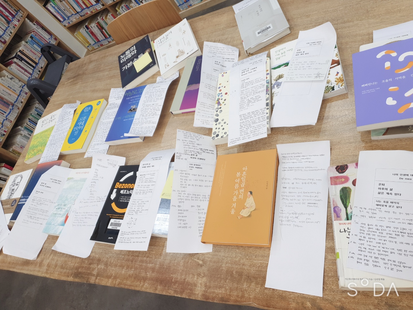 <작은도서관 새내기 사서의 일상> 글: 세곡도서관 정현지 사서 ‘세곡도서관은 리모델링 중!’ 깔끔한 모습으로 새 단장하고 있는 도서관을 보니 도서관이 나와 함께 새 출발을 한다는 기분이 들어 설레는 마음으로 첫 출근을 했다. 세곡도서관은 세곡동 주민센터 2층에 위치한 30평 남짓 자그마한 도서관이다. 2003년 개관 이후 시설이 노후 되고 늘어나는 장서로 공간 활용이 어려워져 2019년 12월강남구에서 ‘생활SOC 작은 도서관 조성지원사업’ 국비를 지원받아 도서관 전체 리모델링 공사를 진행하였다. MDF서가는 원목서가로 바뀌었고 조명과 공간구성의 변화로 북 카페 형식의 도서관으로 거듭났다. <전> <후> 2020년 1월, 첫 출근 설렘과 동시에 ‘내가 실수라도 하면 어쩌지?’ 라는 걱정을 하며 귀로만 듣고 배웠던 업무를 직접 실무에 적용하며 적응 중이었는데, 개관 한 달 만에 코로나19로 도서관이 휴관하게 되었다. 갑작스러운 휴관이었지만 당황할 틈도 없이 이 상황에 이용자분들에게 제공할 수 있는 서비스가 무엇이 있을까 고민하기 시작했다. 회의결과 이용자 편의를 위한 RFID 태깅 작업부터 코로나 대비를 위한 책 소독기 구입, 비대면 서비스 제공을 위한 프로그램 기획, 공모사업 추진, SNS계정 개설 등을 준비하기로 했다. 작은 도서관임에도 28,964권으로 장서량이 많았기에 ‘이걸 다 태깅 할 수 있을까?’ 걱정됐지만, 우려와는 달리 인근 도서관 사서 분들까지 도와주셔서 빠른 속도로 작업을 끝낼 수 있었다. 그 이후 코로나로 지친 마음을 위로해 줄 다양한 프로그램과 공모사업을 준비했다. 기획안을 쓰는 과정부터 프로그램이 끝날 때까지 준비작업, 진행, 예산사용 및 결과보고서 작성 등 신경 쓸 부분들이 많았다. 처음으로 비대면 프로그램을 진행했을 때에는 나도 다루기 어색한 온라인 플랫폼을 ‘이용자분들이 잘 사용하실 수 있을까?’, ‘프로그램이 진행되는 중에 돌발 상황이 생기면 어떡하지?’ 라는 걱정도 많았다. 다행히 매뉴얼을 만들어 사전 교육을 실시하고 때로는 일 대 일로 프로그램 사용법을 알려드리면서 프로그램이 원활히 진행되어갔다. SNS 첫 업로드 파릇파릇한 나뭇잎이 피어날 때쯤인 2020년 4월 7일에 세곡도서관의 첫 SNS를 만들었다. 계정 개설과 동시에 도서관의 화사한 내부 모습이 담긴 첫 게시물을 업로드 했다! SNS에 대한 내 마음은 기대 반 걱정 반이었다. 사람들에게 어떤 정보를 제공해야 하는지에 대해 고민이 많았다. 게시물을 한 개, 두 개 올리고 나니 이용자가 관심을 갖거나 관심을 끌 수 있는 주제로 온․오프라인 북큐레이션을 만들어 제공해야겠다는 생각이 들었다. 완성된 것을 볼 때는 별 것 아닌 것 같지만 생각보다 손이 많이 가고 시간도 많이 드는 작업이다. 오늘은 또 어떤 책을 소개하지? 북큐레이션 작업을 시작하려면 가장 먼저 이용자의 관심분야나 시사정보 등을 고려하여 주제를 정하고 그에 맞는 책들을 도서관 서가를 다니며 찾기 시작한다. 그 책들을 읽어가며 주제에 맞는지 검토하면서 최종 도서를 선정한다. 때로는 도서관에 소장한 도서들 중에서 대출이 잘 안되지만 꼭 알렸으면 하는 좋은 책들을 고르기도 한다. 이러한 과정을 통해 세곡도서관만의 리스트가 나온다. 북큐레이션 작업은 단순히 책만 진열하는 것보다 주제별로 모아 소개하는 디자인 작업이 필수적이다. 일러스트 작업을 할 때도 있고 PPT작업으로 가능한 것도 있어서 다양한 디자인 작업을 할 수 있어야 한다. 모든 작업이 끝나면 온,오프라인 북큐레이션 전시를 진행한다. 무슨 책을 읽을지 막막해하는 분들이 전시된 도서를 대출하실 때 보람을 느낀다. 읽고 어땠는지도 너무 궁금하다. 내가 만난 세곡도서관의 이용자분들은 참 정이 많으시다. 가방에서 손수 구워낸 쿠키나 빵, 뜨개질한 수세미를 꺼내 주시거나, 집안 화단에서 곱게 키운 꽃을 안겨주시기도 한다. 더 좋은 도서관을 만들기 위해 노력하는 것만이 이러한 따뜻한 관심에 보답하는 길이라는 생각으로 오늘도 도서관에 출근한다.