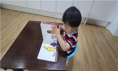 많은 사람들이 도서관을 정적인 장소로 인식한다. 나 역시 도서관은 발소리조차 조심스러운 조용한 곳이라고 생각했다. 그러나 활동적인 아들과 도서관에서 조심스레 시간을 보내보니 생각의 변화가 생겼다. 어린 이용자를 배려하여 약간은 소란스러워도 괜찮은 그런 공간을 늘리는 것은 어떨까? 조금 더 활동적인 도서관은 어떤 모습일까? 가족단위 이용자가 도서관에 가벼운 마음으로 놀러오게 하려면 어떻게 하면 될까? 등등.