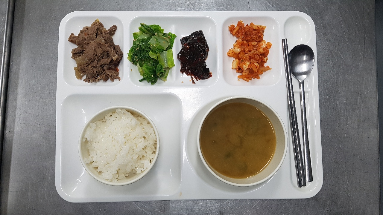조식 : 흰쌀밥,버섯된장국,소불고기,얼갈이나물,깻잎지,포기김치
