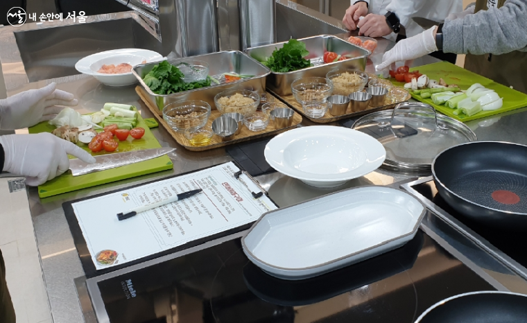 강남구웰에이징센터는 건강 프로그램 외 요리 프로그램도 운영하고 있다. 1주일에 두 번씩 영양교육과 함께 평소 식습관에 대한 이야기를 나눈다. 어르신 건강에 맞춘 쉽고 특색 있는 메뉴로 인기가 많다.