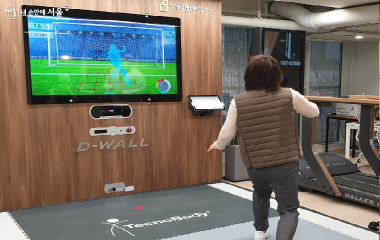 '트랙킹 코스'는 강남구웰에이징센터 총 70미터의 트래킹 코스르 조성했다. 안전바를 설치하고, 중간에 계단코스도 만들어 놓는 등 안전을 지키면서 운동효과를 노린 설계가 돋보였다. 눈앞에 보이는 선정릉과 따뜻한 햇살은 운동하는 기분을 절로 더 돋운다.