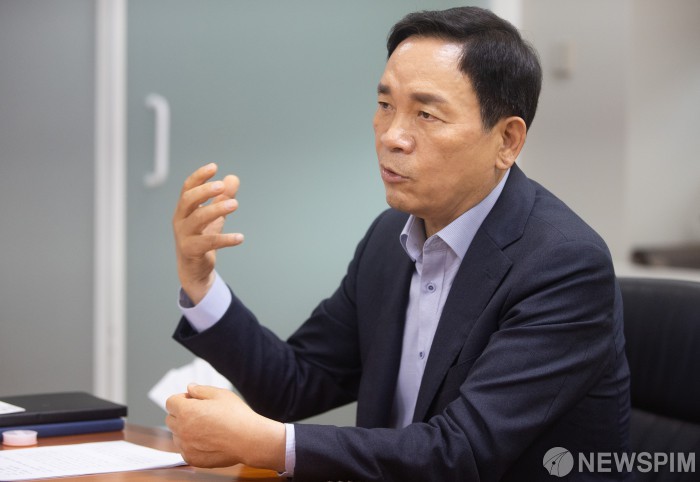 [서울=뉴스핌] 윤창빈 기자 = 조성명 강남구청장이 8일 오후 서울 강남구 구청장실에서 뉴스핌과 인터뷰를 하고 있다. 2022.08.08 pangbin@newspim.com