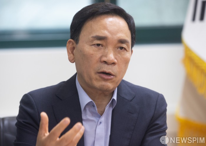 [서울=뉴스핌] 윤창빈 기자 = 조성명 강남구청장이 8일 오후 서울 강남구 구청장실에서 뉴스핌과 인터뷰를 하고 있다. 2022.08.08 pangbin@newspim.com