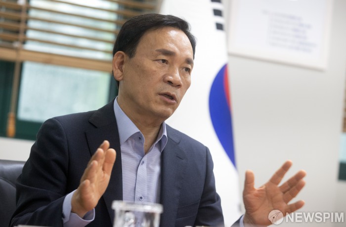 [서울=뉴스핌] 윤창빈 기자 = 조성명 강남구청장이 8일 오후 서울 강남구 구청장실에서 뉴스핌과 인터뷰를 하고 있다. 2022.08.08 pangbin@newspim.com