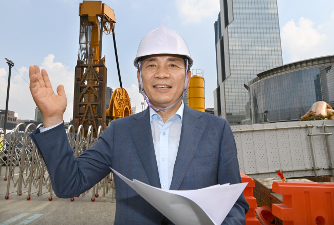 조성명 강남구청장이 17일 서울 강남구 영동대로 복합개발 현장에서 강남 발전에 대한 청사진을 설명하고 있다. 조 구청장은 “‘그린 스마트 시티 강남’ 비전 달성을 통해 기후변화에 대응하고 미래 세대를 위한 도시 개발에 나서겠다”고 강조했다. 신창섭 기자