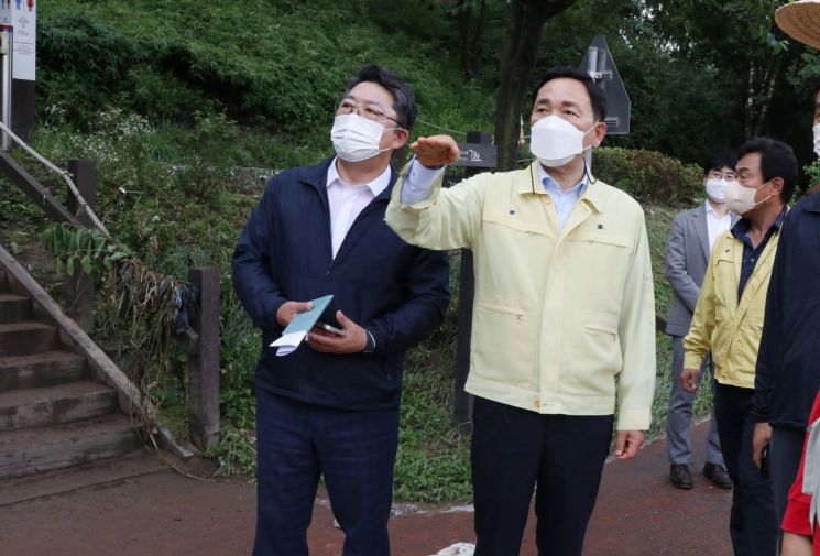 조성명 강남구청장이 현장 시찰을 하고 있는 모습./사진:강남구 제공