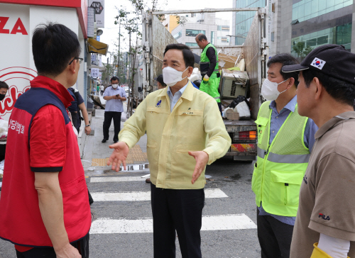 조성명 서울 강남구청장이 민선 8기 핵심사업으로 세택 부지에 행정복합타운을 조성하겠다는 계획을 발표했다. 조 구청장이 수해 복구 현장을 살펴보고 있다. /강남구 제공