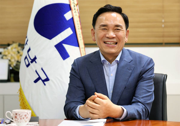 조성명 강남구청장(65·사진)은 기초자치단체장으로서는 제격인 이력을 갖고 있다. 서울 강남구 지하철 한티역 인근에서 대농그린마트를 운영하던 조 구청장은 2002년 무소속 강남구 의원으로 정치에 첫발을 내디뎠다. 이후 2010년 강남구의회 전반기 의장을 역임했고 올해 지방선거에서 국민의힘 후보로 70.39%를 득표하면서 강남구청장에 당선됐다. 그는 강남구에서 사업에 성공했고 구의원과 구의장을 역임하며 구내 사정을 속속들이 알고 있기 때문에 제대로 된 구정을 펼쳐보이겠다는 각오를 전했다.