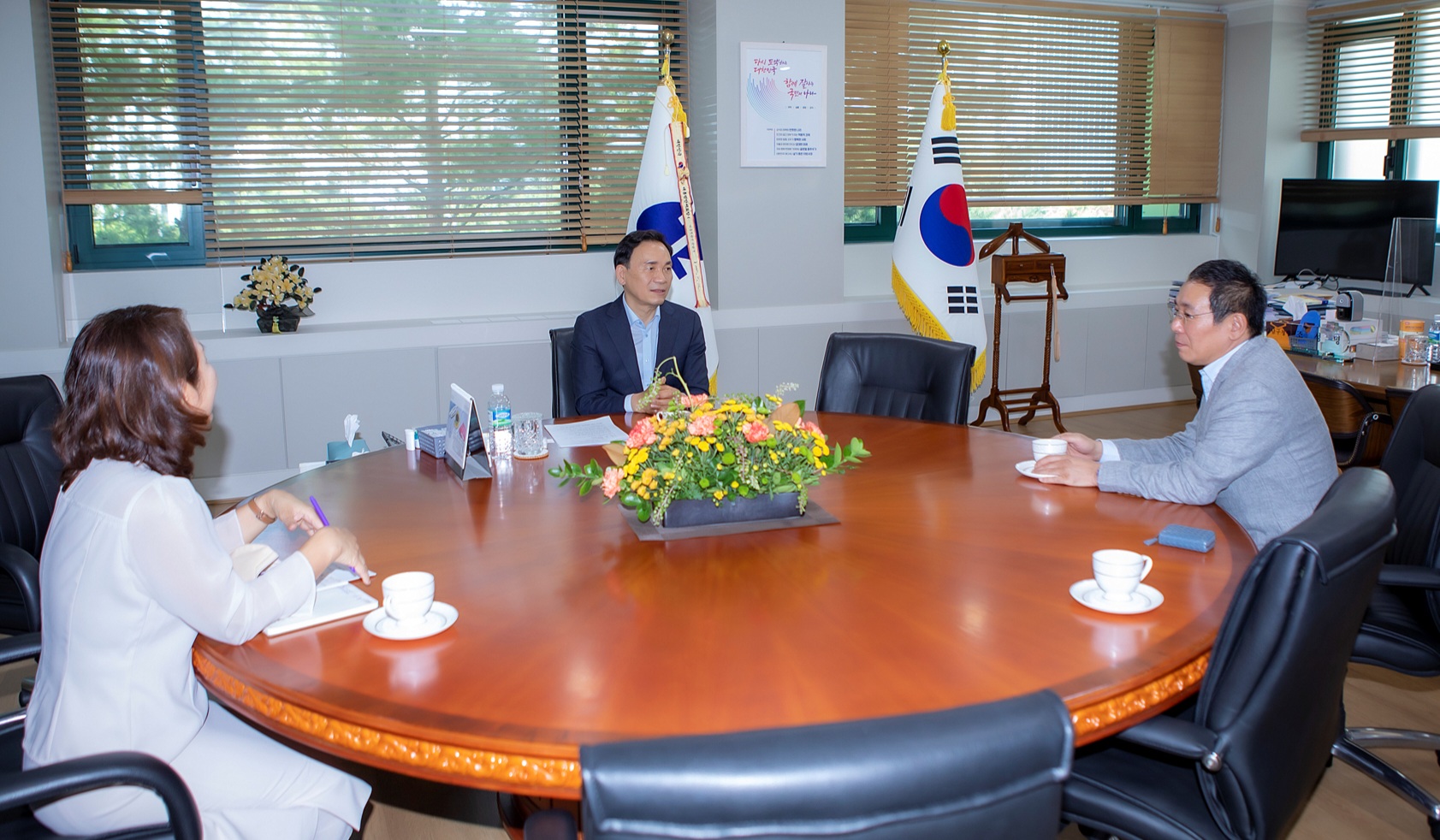 조성명 강남구청장(가운데)이 김보근 한국무역신문 편집인(오른쪽)의 인터뷰에 응하고 있다. 조 구청장은 코엑스 도심공항터미널 폐쇄에 반대한다고 밝혔다. [사진=오건호 사진기자]