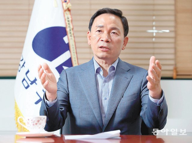 조성명 강남구청장은 지난달 28일 동아일보와의 인터뷰에서 “강남 하면 떠오르는 ‘선도 도시’의 이미지를 업그레이드해 주민들이 지속적으로 자부심과 긍지를 갖도록 하겠다”고 밝혔다. 송은석 기자 silverstone@donga.com