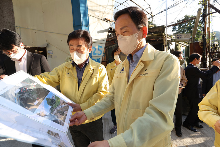 조성명 강남구청장이 지난 8월 서울 강남 구룡마을을 찾아 수해복구 현장을 둘러보고 있다.  ⓒ강남구청