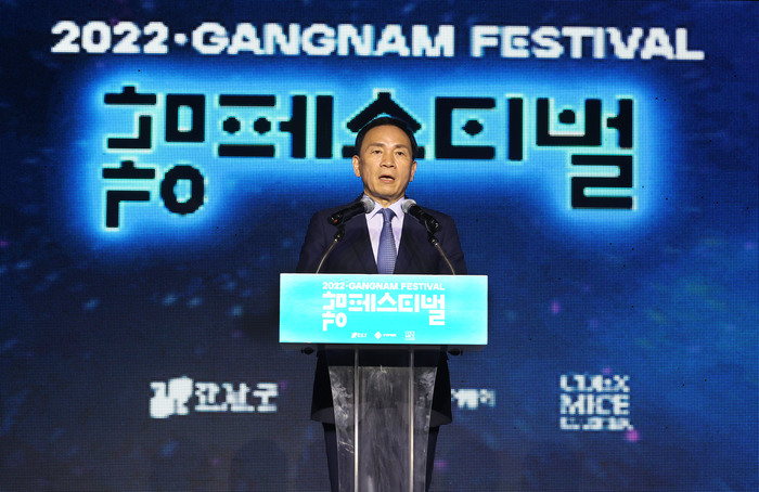 지난 9월 30일 '강남페스티벌' 개막식에서 조성명 강남구청장이 인사말을 하고 있다.  ⓒ강남구청 