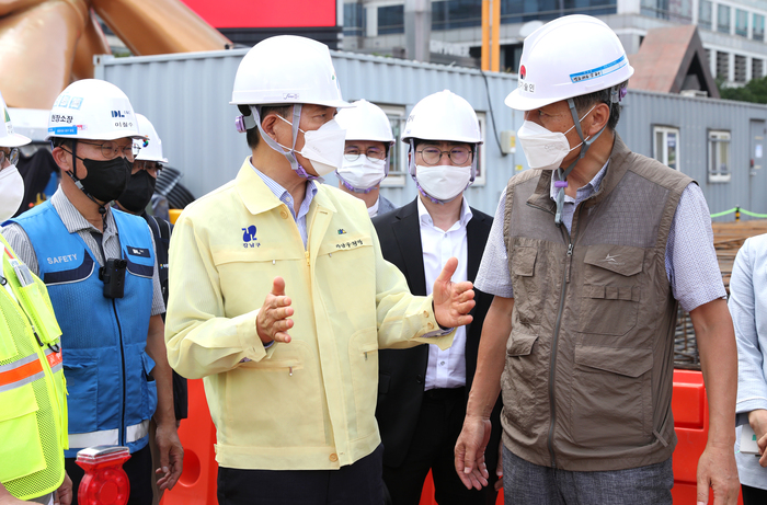 영동대로 공사현장을 방문한 조성명 강남구청장 모습.  ⓒ강남구청