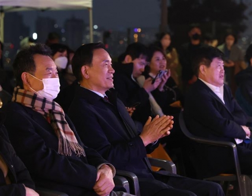 조성명(왼쪽 두 번째) 강남구청장과 유경준(맨 오른쪽) 국민의힘 의원, 김형대(맨 왼쪽) 강남구의장이 지난 28일 저녁 강남구 삼성동 삼성해맞이공원에서 열린 ‘가을밤의 세레나데’ 음악회에서 주민 400여명과 함께 공연을 감상하고 있다. 강남구 제공