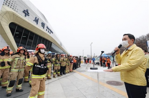 조성명(오른쪽) 서울 강남구청장이 지난 22일 SRT 수서역에서 실시한 ‘2022 재난대응 안전한국훈련’을 마친 뒤 소방대원 등 훈련 참가자들에게 안전훈련의 필요성을 강조하고 있다.