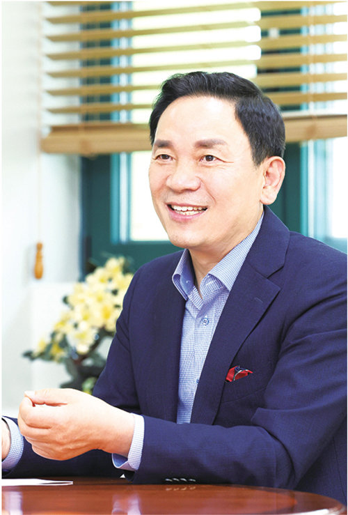 취임 5개월을 채워가는 조성명 구청장. 그는 11월 중순 기자와의 인터뷰 자리에서 먼저 구민에게 다가가는 ‘현장 소통’과 민원의 중요성에 대해 말했다. 그는 “현장에 나가봐야 빨리 이해가 되고 소통이 된다”고 강조했다. 또한 매일 아침 출근하자마자 민원부터 챙기는 업무 습관도 공개했다.