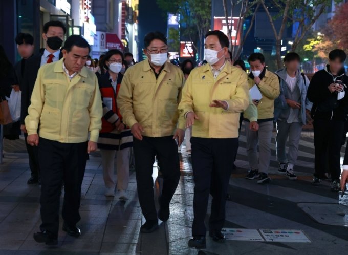 지난 10월30일 저녁 강남역 일대 밀집도·안전과 관련해 순찰 및 점검 중인 조성명 강남구청장(오른쪽 첫번째). 사진제공=강남구청