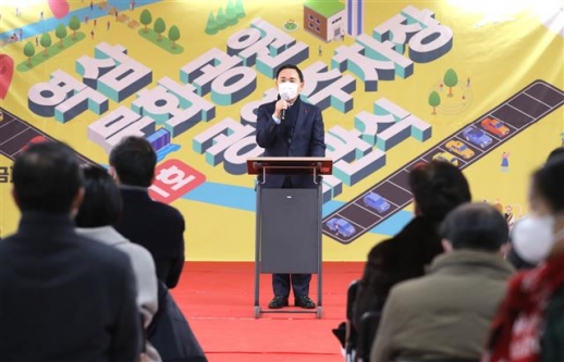 조성명 서울 강남구청장이 지난 16일 강남구 역삼동 역삼문화공원 지하 공영주차장 개관식에서 주민들에게 인사말을 하고 있다. 강남구 제공