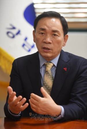 조성명 서울 강남구청장이 1일 구청장실에서 서울신문과 인터뷰를 하고 있다. 조 구청장은 대치동 세텍(SETEC) 부지 행정문화복합타운 건설을 위해 서울시와 공동 개발하는 방안을 검토하고 있다고 밝혔다. 성형외과에서 건강 분야까지 확대한 의료관광 클러스터 조성 계획도 공개했다. 홍윤기 기자