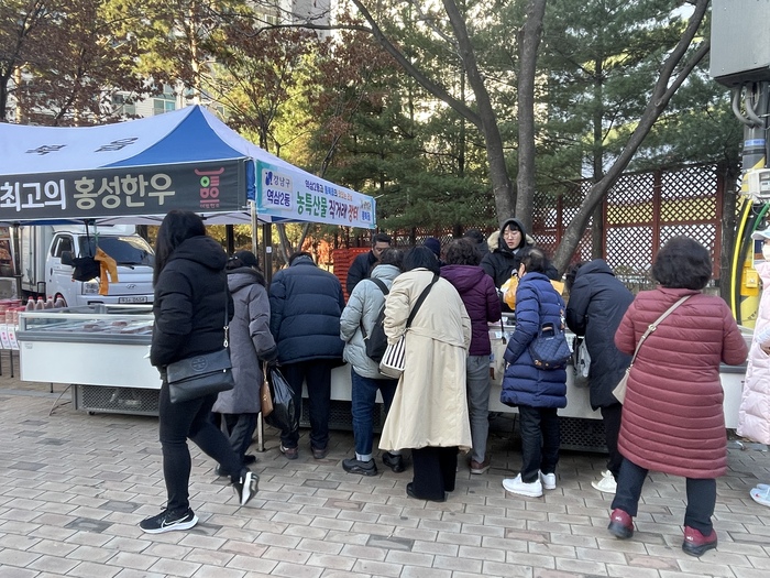 역삼2동은 자매결연지 홍성군 홍성읍의 특산물을 시중가보다 30~40% 저렴하게 판매한다. 13일 오전 10시부터 오후 5시까지 역삼중학교 앞 다솜소공원에 판매부스를 설치하고 홍성한우, 계란, 김, 젓갈, 딸기, 사과 등을 판매한다. 특히 지난해 11월 개장한 직거래장터 이용객의 의견을 반영해 한우 진공포장 및 선물용 세트 등 맞춤형 상품을 선보인다. 이와 함께 관내 저소득 청소년·독거노인을 돕기 위한 먹거리 장터도 운영할 예정이다.