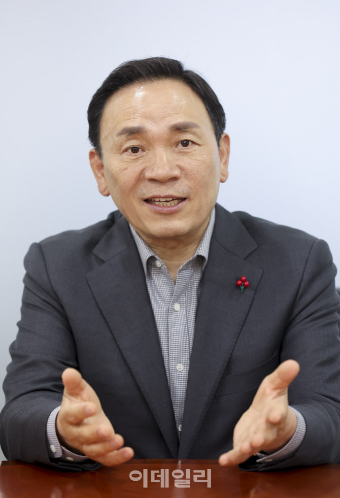 “밖에서 보는 강남은 화려하지만 내면을 보면 행정·문화·체육 등 구민들이 원하는 시설이 많이 부족하다. 그런 시설을 확충해 구민들이 생활하기 편리한 더 강남다운 시스템을 만들어나겠다.”