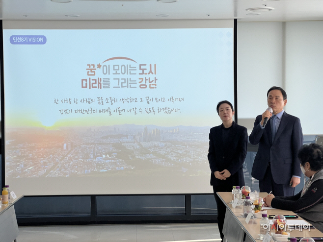 조성명 강남구청장이 24일 강남세움복지관에서 올해 새롭게 추진하는 강남구 복지정책에 대해 설명하고 있다. /김소영 기자 eileen5030@