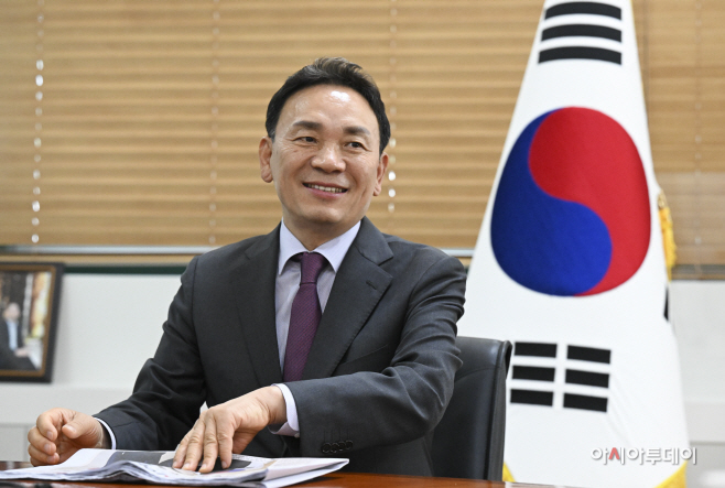 조성명 강남구청장이 21일 서울 강남구청에서 진행된 아시아투데이와의 인터뷰에서 질문에 답하고 있다. /정재훈 기자 hoon79@