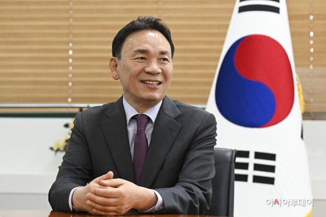 조성명 강남구청장이 21일 서울 강남구청에서 진행된 아시아투데이와의 인터뷰에서 질문에 답하고 있다. /정재훈 기자 hoon79@