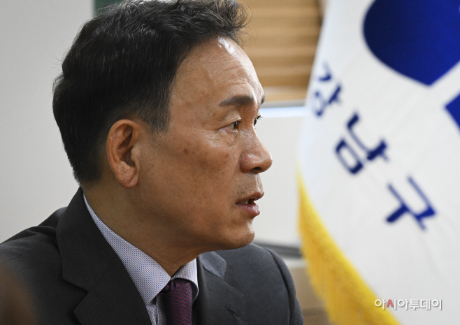 조성명 강남구청장이 21일 서울 강남구청에서 진행된 아시아투데이와의 인터뷰에서 질문에 답하고 있다. /정재훈 기자 hoon79@