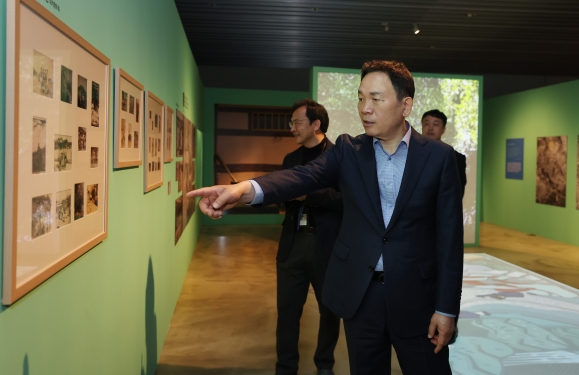조성명 강남구청장이 지난달 22일 서울역사박물관에서 열린 ‘서울반세기종합전 한티마을 대치동’ 기획전을 관람하며 대치동의 과거 자료사진을 가리키고 있다. 강남구 제공