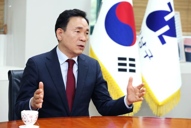 조성명 서울 강남구청장이 25일 스쿨존 교통안전 환경 개선 사업을 설명하고 있다. 강남구 제공