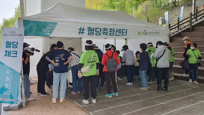 참여자들은 행사 시작 전 미리 혈당을 측정한 뒤 영동3교부터 탄천합수부까지 왕복 6㎞ 구간을 걸으며 여섯 개의 지점에서 스탬프를 획득했다. 획득한 스탬프를 영동5교 남단에 마련된 도착 부스에 제출하면 개수에 따른 상품을 받았다. 또 걷기 운동 직후 측정한 혈당이 사전 측정 수치보다 감소한 경우 '건강꾸러미'도 추가로 지급했다.