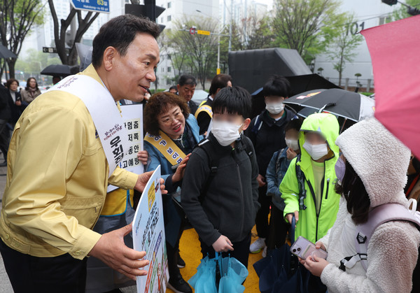 어린이 교통안전 캠페인에 앞장서는 조성명 강남구청장 (2023년 4월 6일) (사진제공=강남구청)