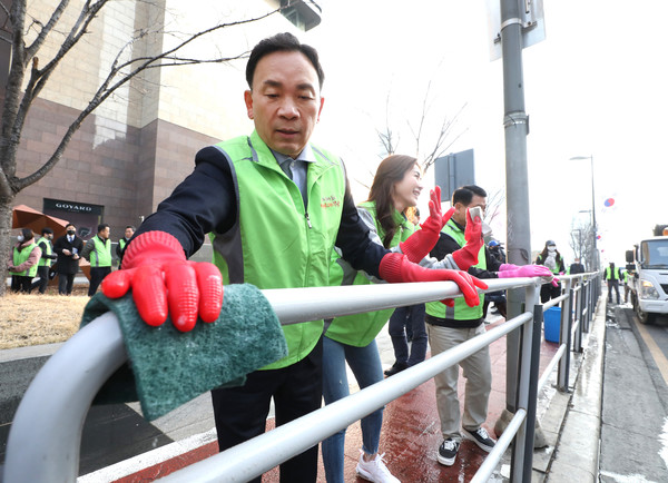 봄맞이 대청소에 솔선수범하고 있는 조성명 강남구청장 (2023년 3월 20일) (사진제공=강남구청)